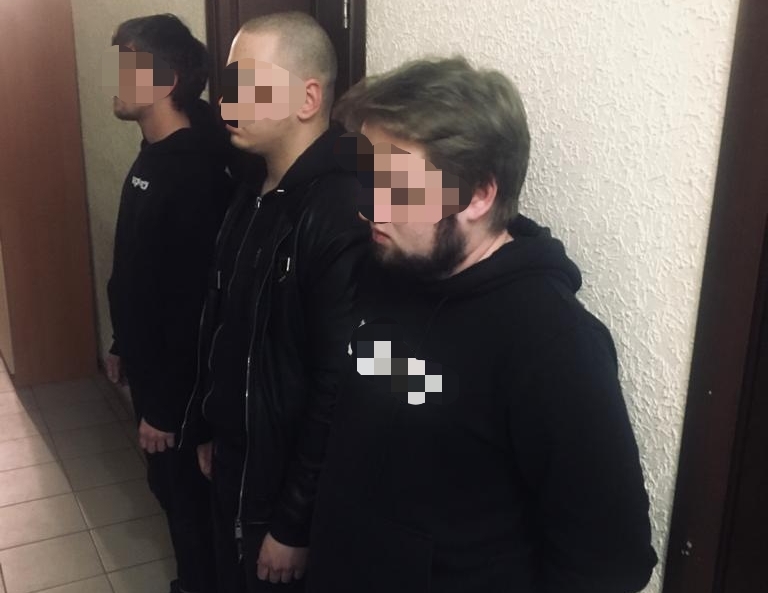 В Краснодаре задержали парней, которые пытались увезти ребенка возле магазина