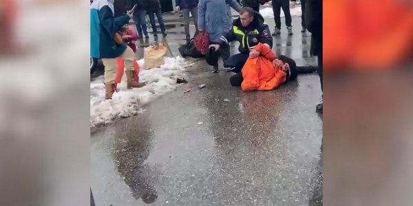 В Краснодаре неадекватный турист напал на полицейского возле вокзала