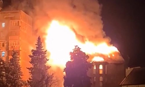 В Сочи в заброшенном доме произошел крупный пожар