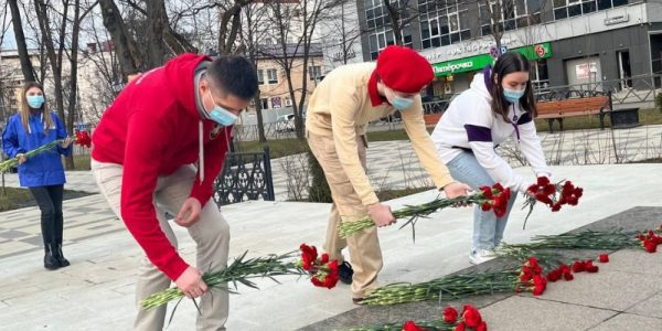 В Краснодаре представители молодежных организаций возложили цветы к памятнику Суворова