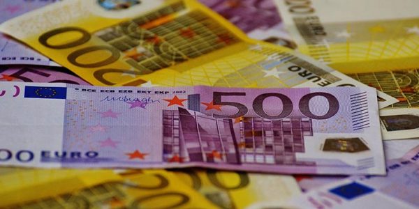 Курс евро поднялся до 127 рублей, достигнув исторического максимума