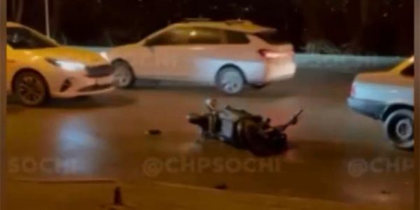 В Сочи курьер на скутере сбил пешехода и пострадал сам