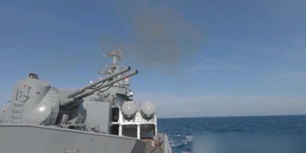 В Черном море прошли учения с участием гвардейского ракетного крейсера «Москва»