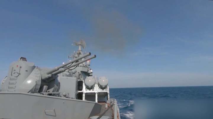В Черном море прошли учения с участием гвардейского ракетного крейсера «Москва»