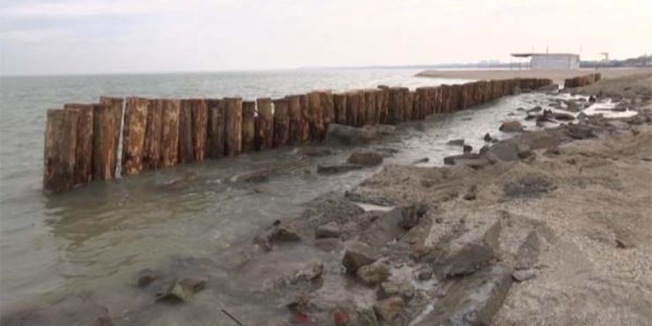 Власти остановили несанкционированные работы по берегоукреплению Ейской косы