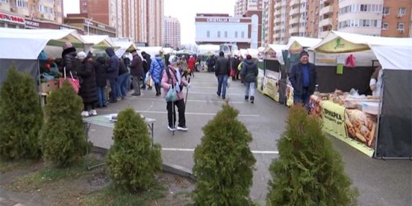 В Краснодаре проверили качество и свежесть продуктов на ярмарках выходного дня