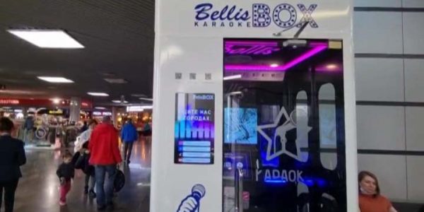 В аэропорту Сочи установили кабинку для караоке