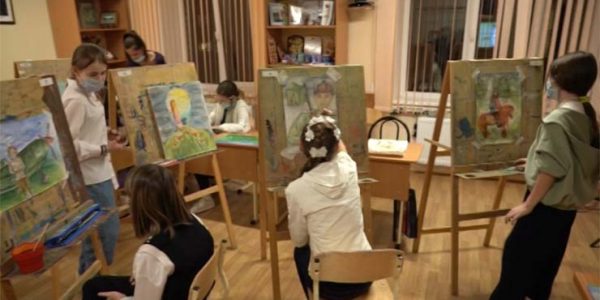 В Краснодаре провели выставку детских рисунков, посвященных защитникам Отечества