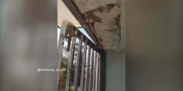 В Сочи сняли на видео ухудшение состояния жилого дома, пострадавшего от оползня