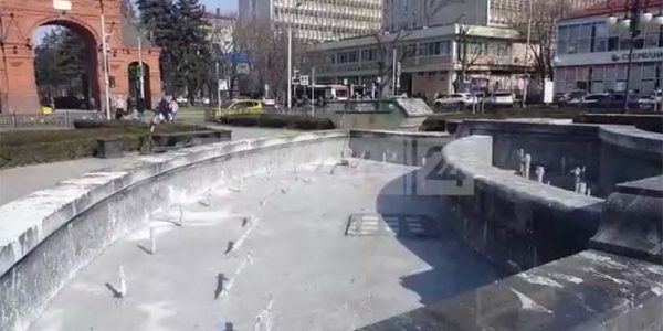 Мэрия Краснодара: фонтан у Александровской арки снова ремонтируют из-за плохого качества облицовки
