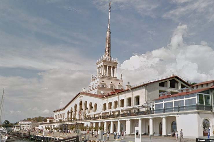 В Сочи демонтировали незаконную пристройку к зданию морского вокзала