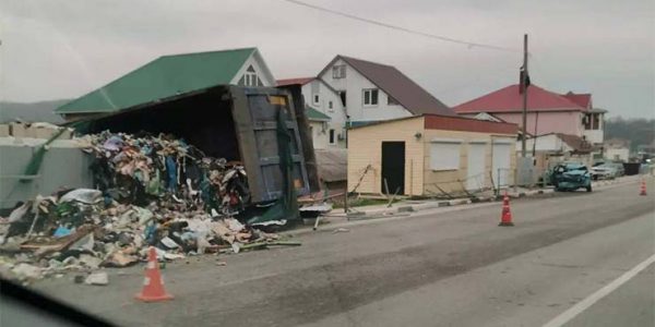 В Туапсинском районе мусоровоз перевернулся, зацепив легковушку и протаранив забор