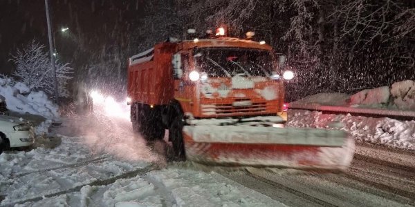 В Сочи ночью выпало около 20 мм снега, на дороги вышла снегоуборочная техника