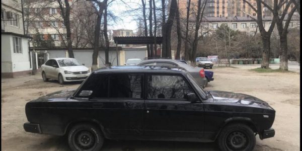 В Краснодаре водитель «семерки» разъезжал по скверу возле гуляющих пешеходов