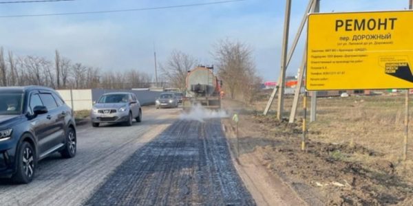 В Краснодаре начали ремонтировать дороги в поселке Индустриальном