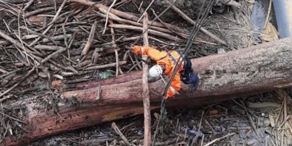 Спасатели убрали ветки, забившие затворы Краснодарского водохранилища