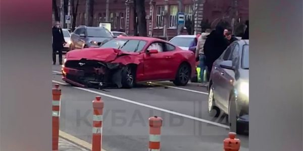 В центре Краснодара Ford Mustang протаранил две машины и сбил сотрудника ДПС на островке безопасности