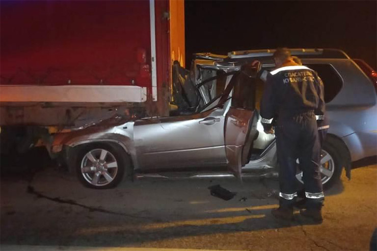 На Кубани легковушка на скорости влетела в грузовик, один человек погиб