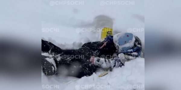 В Сочи сноубордисты спасли ребенка, провалившегося в глубокий снег