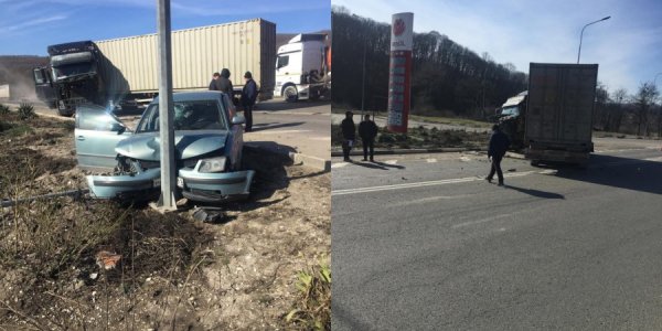 В Крымском районе при столкновении двух большегрузов зацепило легковой автомобиль