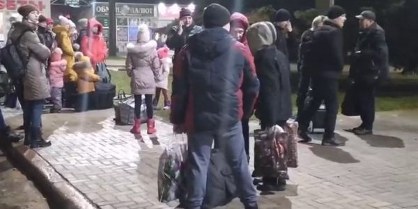 Население городов ЛНР начали эвакуировать в Россию