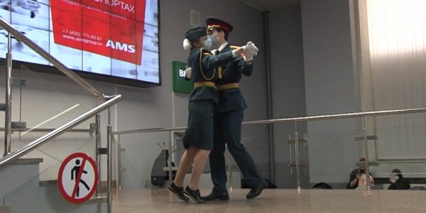 В аэропорту Краснодара станцевали вальс в память о Сталинградской битве