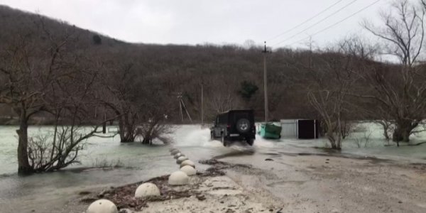 В Новороссийске озеро Абрау слилось с водой из канализации и подтопило дорогу