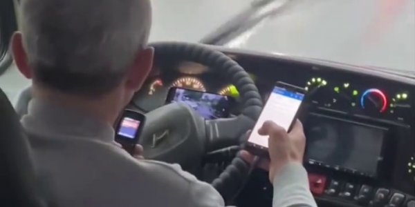 В Сочи оштрафовали водителя автобуса за вождение «без рук» из-за телефонов