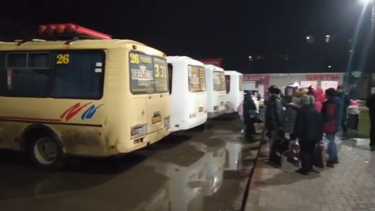 К российской границе выехали первые автобусы с жителями ДНР