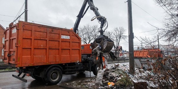 В Краснодаре более 280 машин спецтехники всю ночь расчищали площадки от мусора