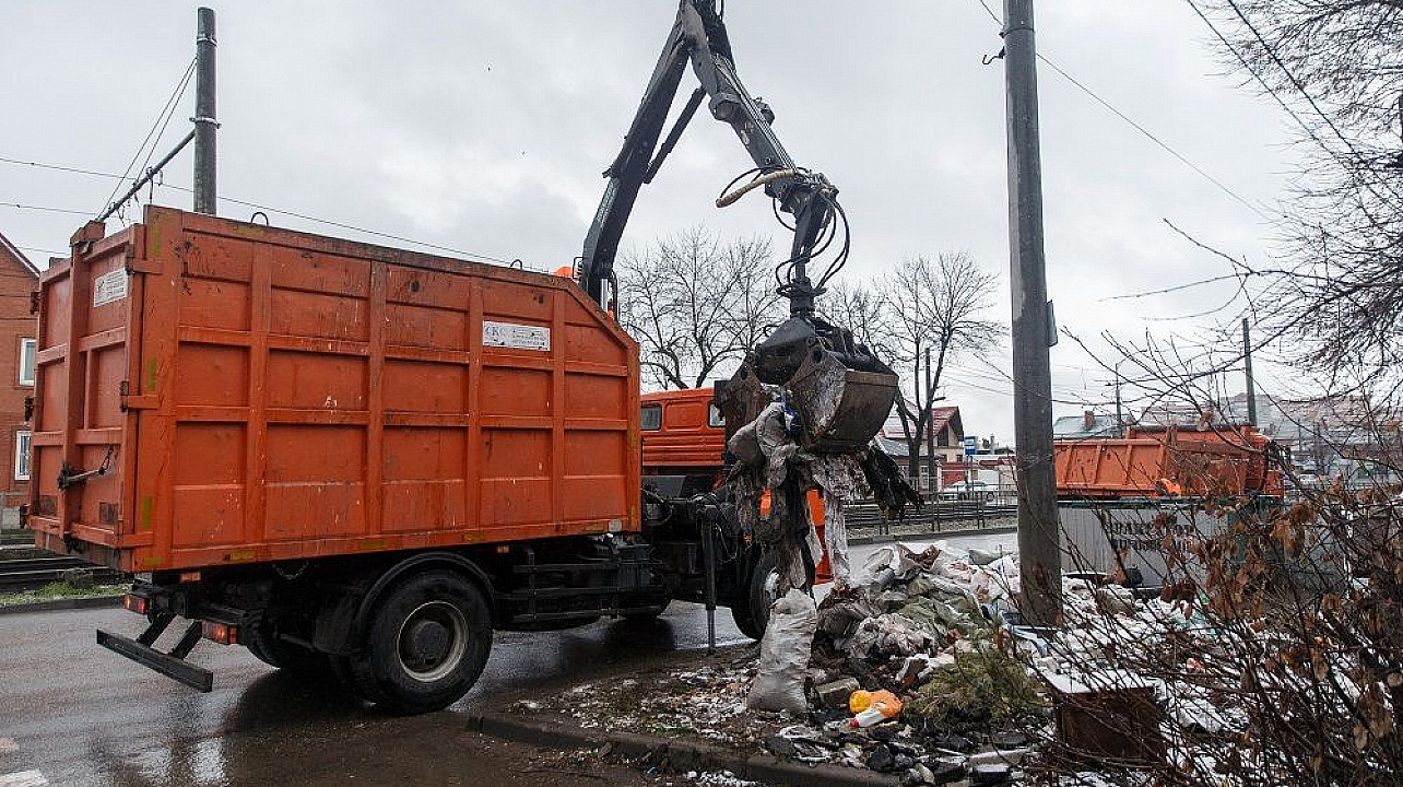 В Краснодаре более 280 машин спецтехники всю ночь расчищали площадки от мусора