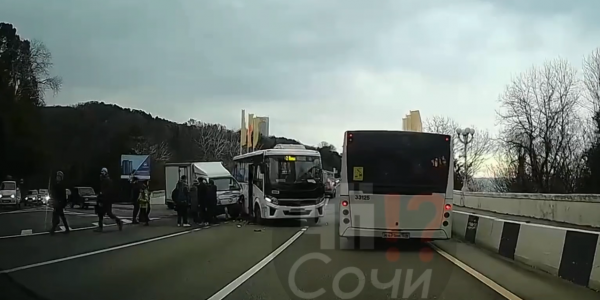 В Сочи в ДТП столкнулись рейсовый автобус и грузовой автомобиль
