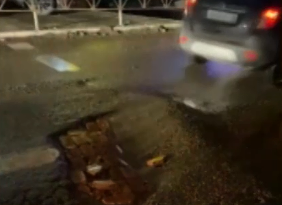 Жители Краснодара жалуются на прорыв канализации и вздутия на асфальте