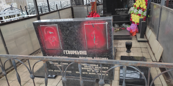 В Краснодаре вандалы закрасили надгробия на Славянском кладбище