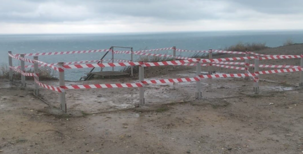 В Анапе закрыли проход на лестницу к морю «300 ступеней», поврежденную оползнем