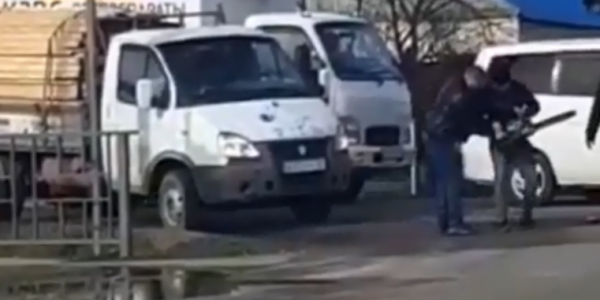 На Кубани мужчина во время дорожного конфликта схватился за бензопилу. Видео