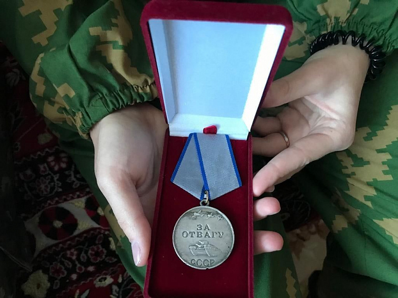 Кубанские поисковики вернули внучке советского бойца медаль «За отвагу»