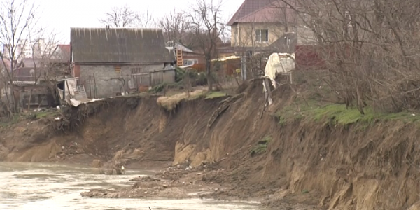 В Крымске река опасно приблизилась к четырехквартирному дому