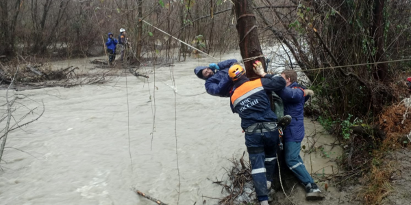В Сочи спасатели переправили рыбаков через реку, в которой поднялся уровень воды