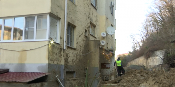 В Сочи оползень заблокировал двери в подъезд многоквартирного дома