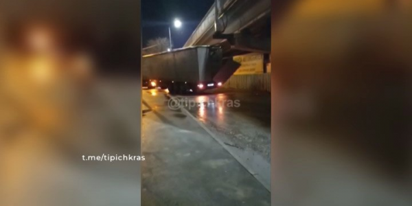 Полиция Краснодара устанавливает личность водителя фуры, застрявшей под мостом