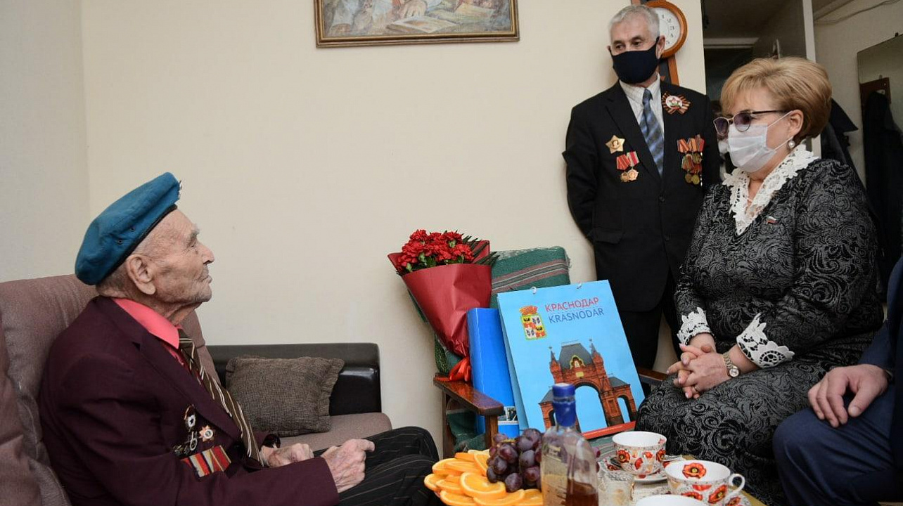 Ветерана, освобождавшего Краснодар, поздравили с 79-летием подвига