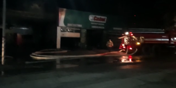 На Кубани загорелись СТО и магазин автозапчастей, площадь пожара достигла 800 кв. метров