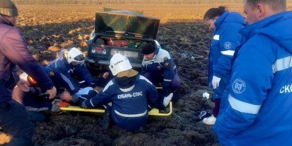 В Гулькевичском районе машина вылетела с трассы в поле, водителя доставали спасатели