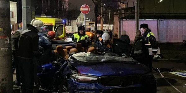 В Краснодаре BMW занесло в опору дорожного знака, есть погибший