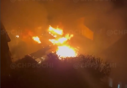 В Центральном районе Сочи ночью сгорела хозпостройка возле жилых домов