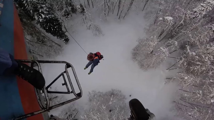 В Сочи сноубордиста вертолетом эвакуировали со склона горы Каменный столб