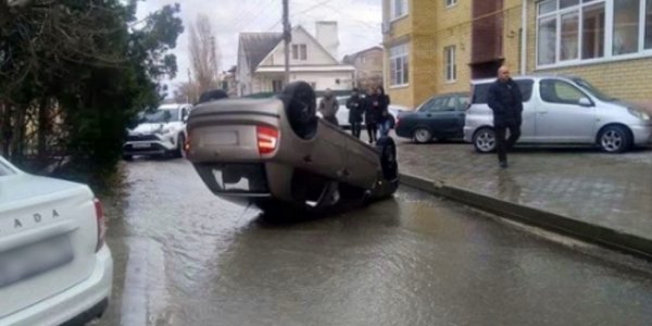 В Анапе водитель без прав перевернул автомобиль на крышу в ДТП и скрылся