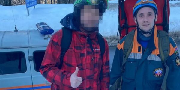 Спасатели помогли обессиленному сноубордисту выбраться с крутого склона в горах Красной Поляны