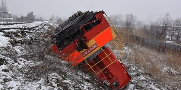 В Апшеронском районе локомотив сошел с рельсов, три человека пострадали